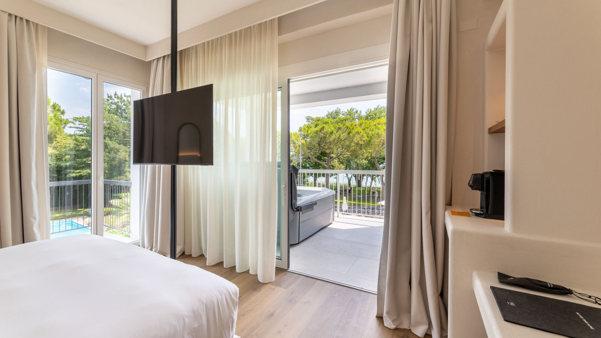 hihotels-sirmione-lago-di-garda-camera-jacuzzi-2a