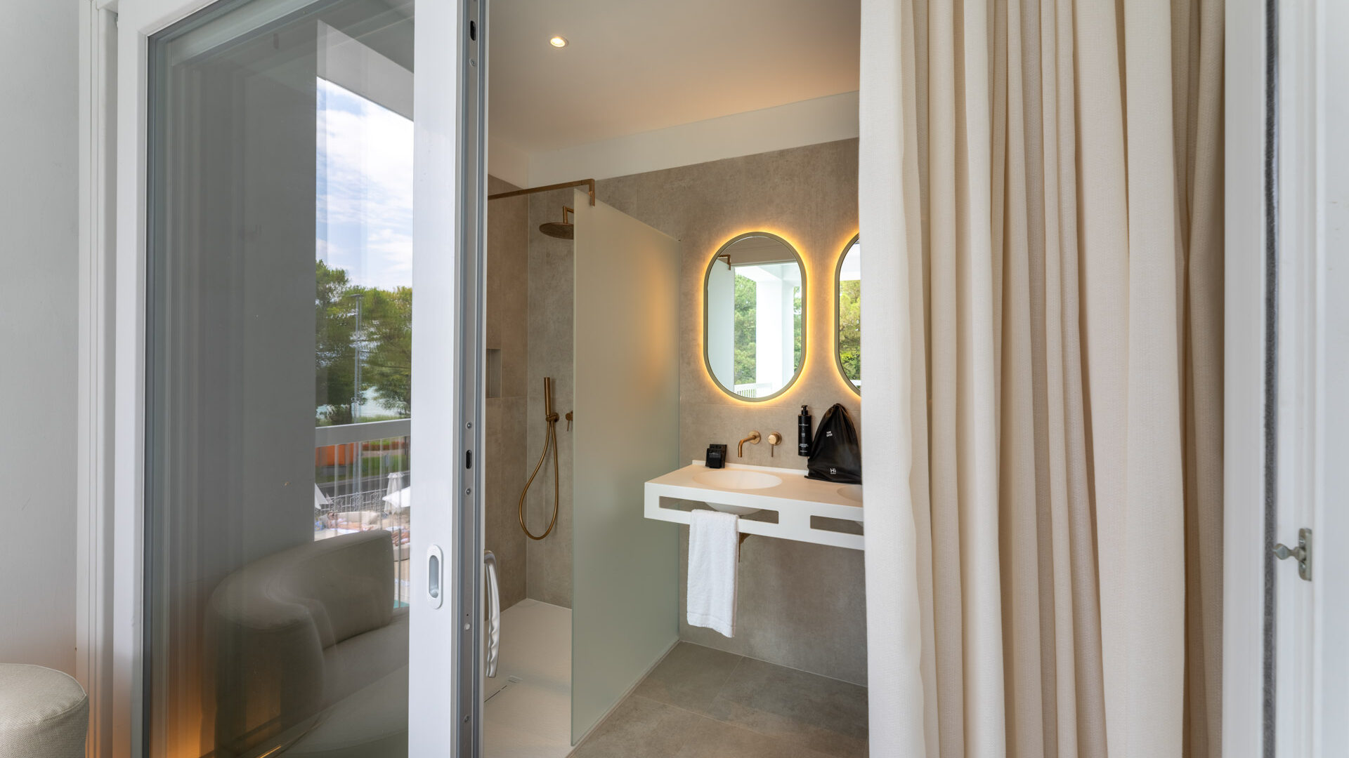 hihotels-sirmione-lago-di-garda-camera-jacuzzi-9a